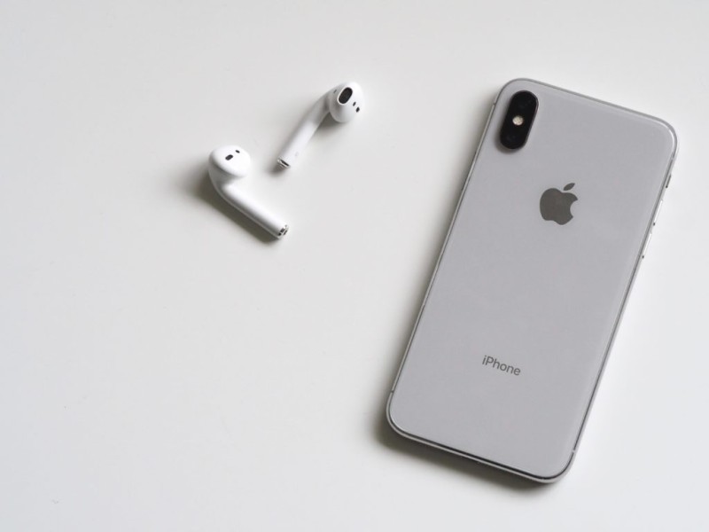 iphone with airpods