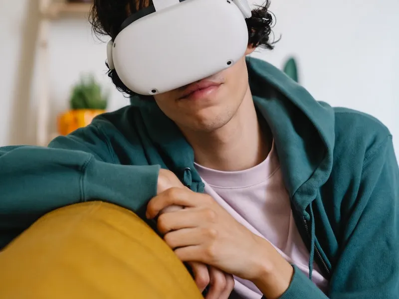man playing oculus 2
